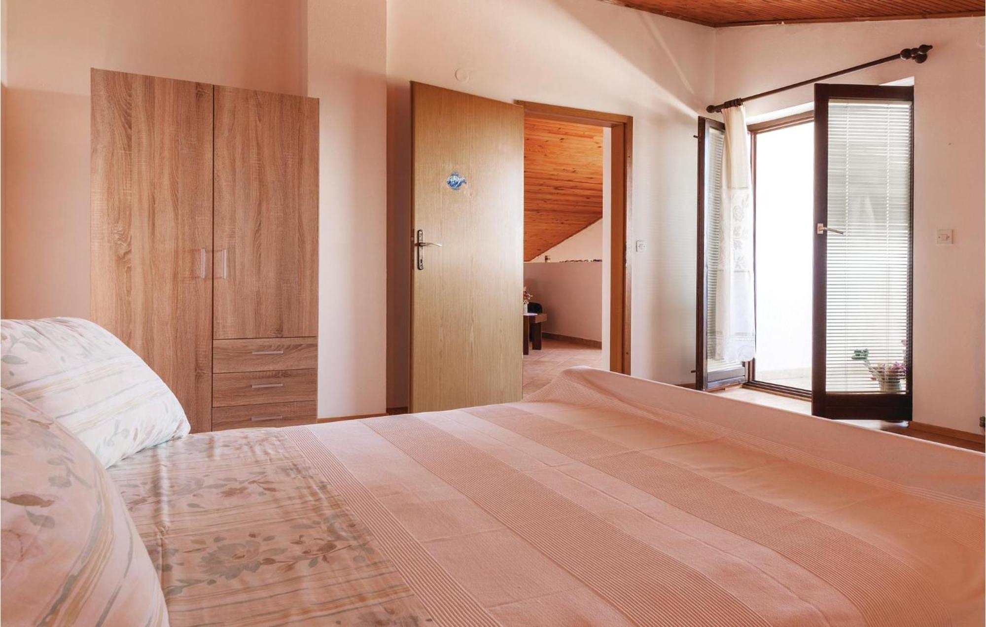Stunning In With 1 Bedrooms And Wifi Pula