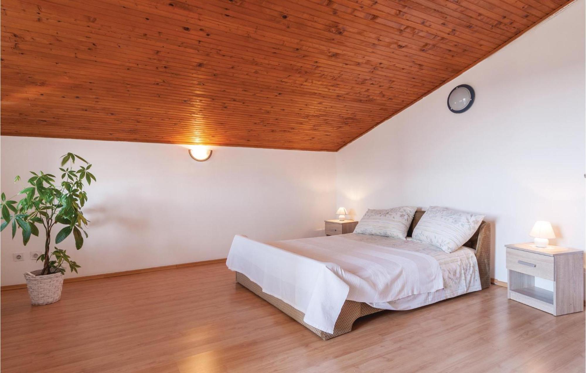 Stunning In With 1 Bedrooms And Wifi